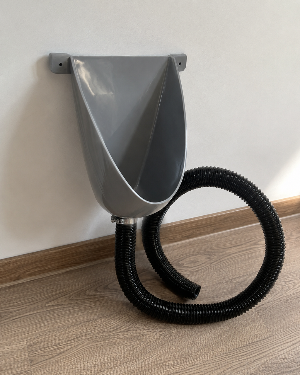 Waterloos kunststof urinoir voor camping en buitengebruik met flexibele afvoerslang