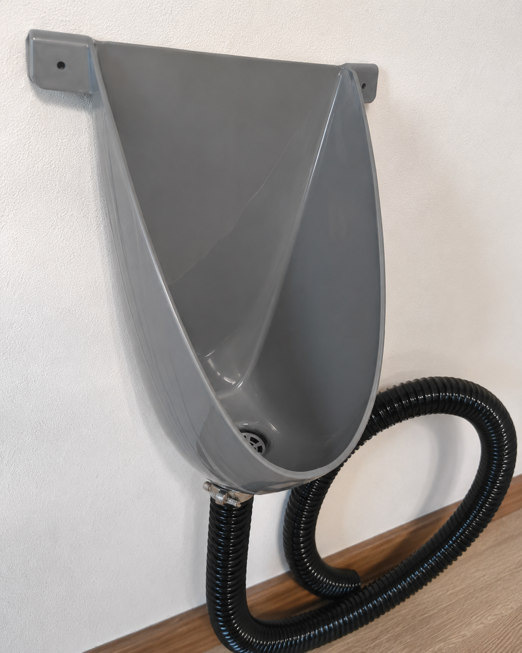 Waterloos kunststof urinoir voor camping en buitengebruik met flexibele afvoerslang