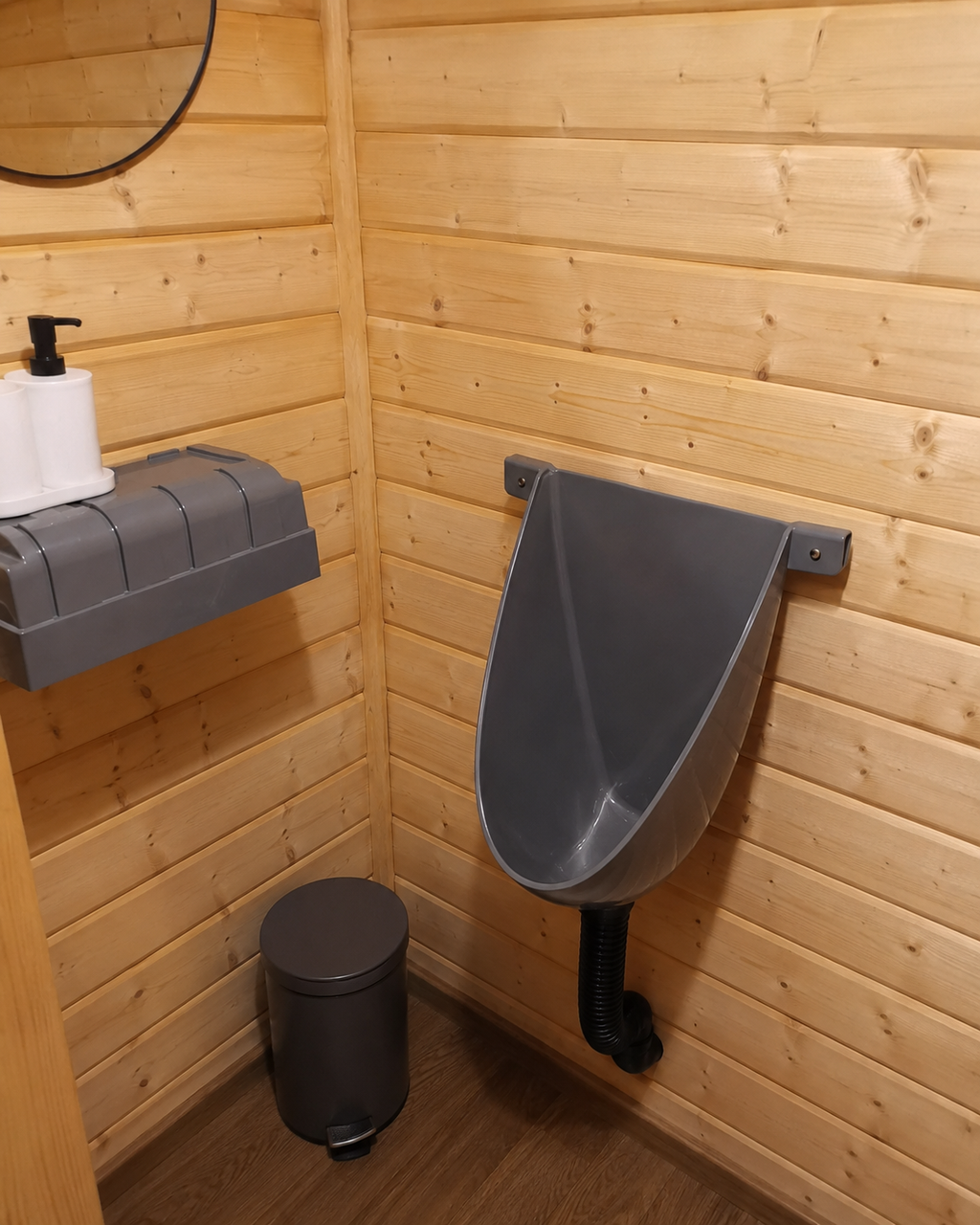 Waterloos kunststof urinoir voor camping en buitengebruik met flexibele afvoerslang